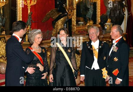 (Dpa) - von L: Kronprinz Felipe, Königin Sofia, Christina Rau, Frau des Bundespräsidenten, Bundespräsidenten Johannes Rau und König Juan Carlos von Spanien Chat vor einem Gala-Dinner im königlichen Palast in Madrid, 11. November 2002. Auf einem dreitägigen Staatsbesuch in Spanien und Mallorca Urlaub war Rau, Stockfoto