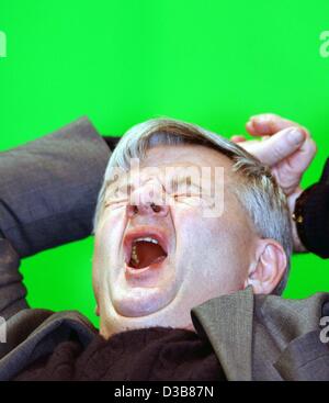 Der deutsche Außenminister Joschka Fischer von der grünen Partei (Bündnis 90/Die Grünen) gähnt während die grüne Partei-Kongreß in Hannover am 7. Dezember 2002. Stockfoto