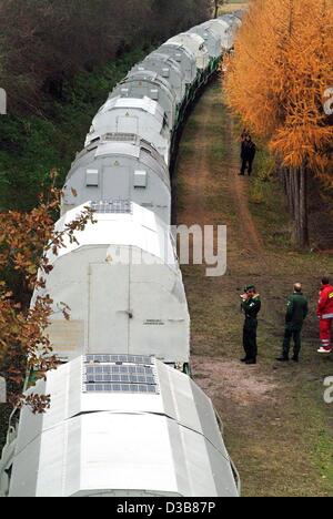 (Dpa) - ein Zug von zwölf sogenannten Castor-Behälter mit Atommüll geht die Haltestelle Wendisch Evern bei Lüneburg, Deutschland, 13. November 2002. Mit einer Last von 1.320 Tonnen ist es so weit die größte Lieferung von verglastem Atommüll aus der Wiederaufbereitungsanlage in La Hague, Frankreich, um die interi Stockfoto