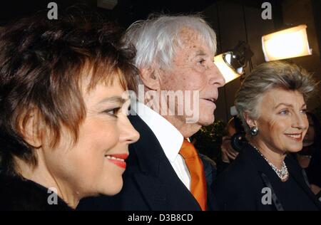 (Dpa) - Actor Johannes Heesters (C) wird begleitet von seiner Frau Simone Rethel (L) und seine Tochter Nicole Heesters im Arri-Kino in München, 5. Dezember 2002, wo er seinen 99. Geburtstag gefeiert. Der Schauspieler und Entertainer, geboren am 5. Dezember 1903 in Amersfoort, Niederlande, präsentiert auch seine ne Stockfoto