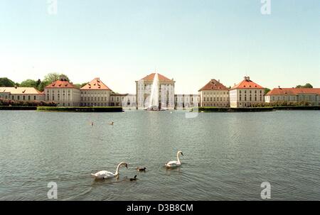 (Dpa-Dateien) - Schwäne schwimmen im Teich vor Schloss Nymphenburg in München, 15. Mai 1998. Das Gebäude der Nymphenburger Schloss begann im 17. Jahrhundert und war die ehemalige Sommerresidenz der Herrscher von Bayern. Stockfoto