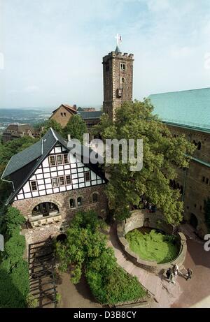 (Dpa-Dateien) - ein Blick auf die Wartburg befindet sich über der Stadt Eisenach, Deutschland, 6. September 2000. Obwohl es einige ursprüngliche Abschnitte aus der Feudalzeit beibehalten hat, erworben seiner Form während des 19. Jahrhunderts Rekonstitution. Es war während seines Exils auf der Wartburg, dass Martin Luther tr Stockfoto
