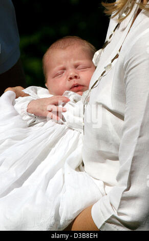 (Dpa) - das Bild zeigt die Prinzessin der Niederlande Alexia in den Armen ihrer Mutter Kronprinzessin Maxima in der Familie Residenz Villa Eikenhorst in Wassenaar, Niederlande, 17. Juli 2005. (NIEDERLANDE) Stockfoto