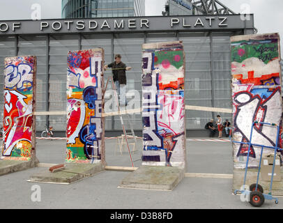 (Dpa) - mehrere Originale Stücke des berühmten Berliner Mauer befinden sich auf dem Potsdamer Platz in Berlin, Deutschland, 19. Juli 2005. Die Stücke sind Teil der Ausstellung "Berliner Mauer - Orte der Erinnerung", die läuft vom 20. Juli bis 21. August 2005. Nach Ansicht von Experten ist die Verwendung der Stücke der Berliner Mauer eine Katze Stockfoto