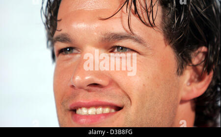 (Dpa) - lächelt deutscher Fußballspieler Michael Ballack des FC Bayern München während einer Pressekonferenz in Bonn, Deutschland, Mittwoch, 20. Juli 2005. Deutsche Bundesliga-Rekordmeister FC Bayern München bleibt in Bonn für ein Trainingslager bis 22. Juli 2005. Stockfoto