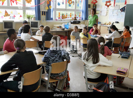 (Dpa) - das Bild zeigt Schüler der vierten Klasse an der Goethe Preparatory School in Mainz, Deutschland, 8. Juli 2005. Stockfoto