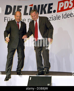 (Dpa) - der Vorsitzende der deutschen Linkspartei PDS Lothar Bisky (R) und der PDS-Politiker Gregor Gysi geben Sie hand in hand die Bühne für den außerordentlichen Parteitag der PDS in Berlin, Deutschland, 17. Juli 2005. Die Partei als "sterben Linkspartei.PDS' (die linke) umbenannt. Es ist Grundstein legen Stockfoto