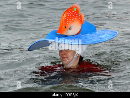 (Dpa) - eine Frau, die einen Fisch Hut schwimmt in der Elbe während der erste europäische Fluss schwimmen Tag in Hamburg, Deutschland, 17. Juli 2005. Sie war eine der rund 40 Teilnehmer, die nahm ein Bad im Wasser heute 23 Grad C erreichen. Im Rahmen des Projekts "Big Jump" der erste europäische Fluss schwimmen Stockfoto