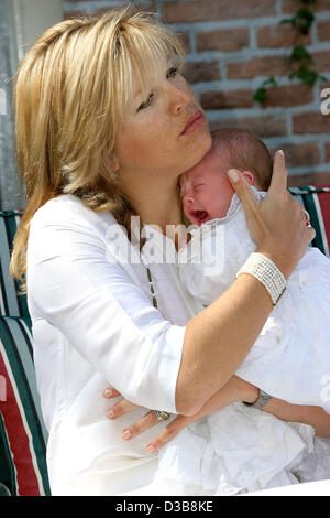 (Dpa) - das Bild zeigt die Kronprinzessin der Niederlande Maxima mit ihre kleine Tochter Prinzessin Alexia am Wohnsitz der Familie Villa Eikenhorst in Wassenaar, Niederlande, 17. Juli 2005. (NIEDERLANDE) Stockfoto