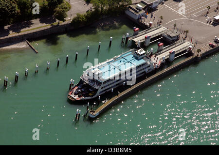 (Dpa) - datiert das Luftbild 03 Juli 2005 zeigt die Autofähre in Meersburg am Bodensee, Deutschland Hafen. Stockfoto