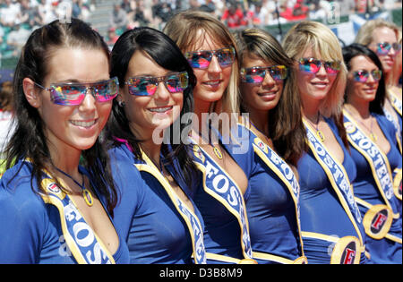 (Dpa) - track Grid Girls im Bild vor dem Start der britischen Formel Eins Grand Prix in der Formel1-Rennen in Silverstone, England, 10. Juli 2005. Stockfoto