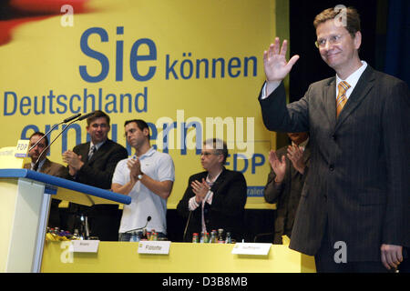 (Dpa) - Vorsitzender der Liberalen (FDP) Guido Westerwelle (R) nimmt den Applaus der Delegierten nach seiner Rede bei der Landtagswahl Sitzung des Nord-Rhein-Westfälischen-FDP in Gütersloh, Deutschland, 10. Juli 2005. Westerwelle wurde von 93 Prozent gewählt. an die erste Position auf der regionalen Partei ti