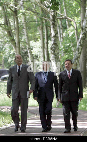 (Dpa) - Russian President Wladimir Putin (C) macht einen Spaziergang mit German Chancellor Gerhard Schroeder (R) und der französische Präsident Jacques Chirac unter Birken in Swetlogorsk, Russland, Sonntag, 3. Juli 2005. Nach einem Tri-Lateral treffen Schröder teilnehmen Putin und Chirac an der 750-Jahr-anniversar Stockfoto