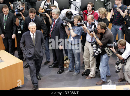 (Dpa) - Bundesinnenminister Otto Schily ist während seiner Anhörung als des wahrscheinlichen letzten Zeugnis vor der Visum-Untersuchungskommission in Berlin, Mittwoch, 15. Juni 2005 abgebildet. Die Rolle des deutschen Innenministeriums in der strittigen Hilfsgeister Visaverfahren in 1999 und 2000 ist als untersuchen Stockfoto