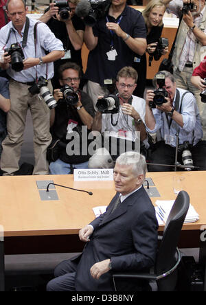 (Dpa) - Bundesinnenminister Otto Schily ist während seiner Anhörung vor dem Visum-Untersuchungskommission in Berlin, Mittwoch, 15. Juni 2005 abgebildet. Schily wird voraussichtlich das letzte Zeugnis vor der Untersuchungskommission erscheinen werden. Die Rolle des deutschen Innenministeriums in der strittigen Hilfsgeister des die Stockfoto