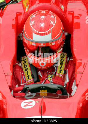 (Dpa) - das Bild zeigt deutsche Formel1 Rennfahrer Michael Schumacher Ferrari während des ersten Trainings in Silverstone in England, 8. Juli 2005. Den britischen Grand Prix statt findet am Sonntag, 10. Juli 2005. Schumacher fuhr die 7. schnellste Zeit im ersten freien Training. Stockfoto