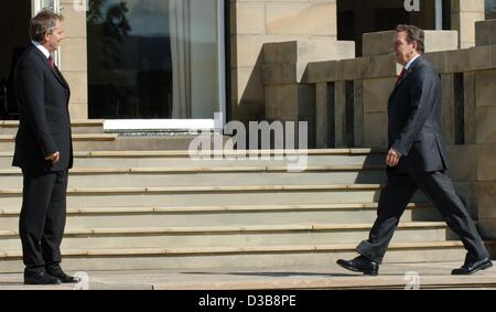 (Dpa) - britische Premierminister Tony Blair (L) begrüßt Bundeskanzler Gerhard Schroeder vor dem G8-Gipfel in Gleneagles Hotel in der Nähe von Edinburgh, UK, 7. Juli 2005. Die Staats-und Regierungschefs der G8-Staaten beraten darüber, wie zur Bekämpfung der Armut in der Welt. Stockfoto