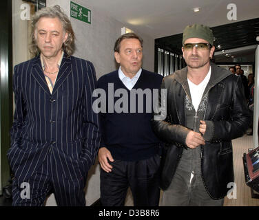 (Dpa) - trifft German Chancellor Gerhard Schroeder (C) mit britischer Rock-Musiker Bono von U2 und Bob Geldof (L) vor dem G8-Gipfel in Gleneagles Hotel in Glasgow, Schottland, am Mittwoch, 6. Juli 2005. Ihrem Treffen konzentriert auf die Bemühungen in Bezug auf Schuldenerlass für die ärmsten Länder habe ich mich Stockfoto