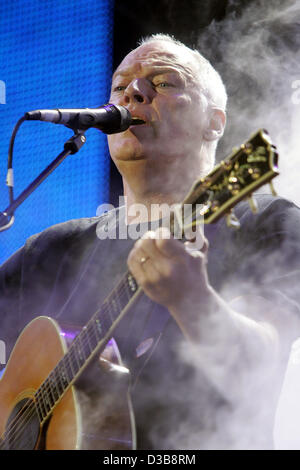 (Dpa) - führt Dave Gilmour der britischen Band Pink Floyd auf der Bühne während der Live 8-Konzert in London Samstag, 2. Juli 2005. Stockfoto