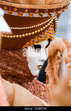 Traditionelle venezianische Masken getragen auf dem Karneval von Venedig in San Marco Platz Venedig Stockfoto