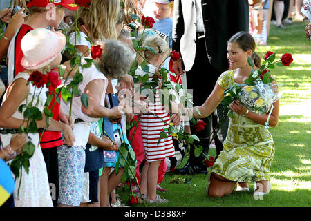 (Dpa) - Kronprinzessin Victoria von Schweden erhält Blumen Geschenke zum 28. Geburtstag Schloss Solliden in Borgholm, Schweden, 14. Juli 2005. (NIEDERLANDE) Stockfoto