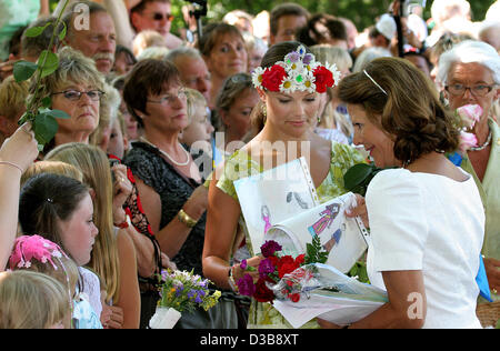 (Dpa) - lächelt Kronprinzessin Victoria von Schweden (C) während der Feierlichkeiten des 28. Geburtstag Schloss Solliden in Borgholm, Schweden, 14. Juli 2005. Neben steht der Crown Princess Queen Silvia (R). (NIEDERLANDE) Stockfoto