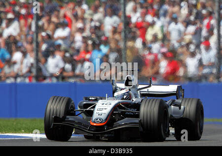 Kolumbianische Formel Eins Fahrer Montoya von McLaren Mercedes in Aktion während der britischen Formel Eins Grand Prix auf der Rennstrecke in Silverstone, England, Sonntag, 10. Juli 2005. Stockfoto