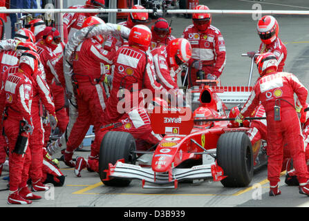 Deutsche Formel1 Rennfahrer Michael Schumacher Ferrari in der Boxengasse beim britischen Formel Eins Grand Prix auf der Rennstrecke in Silverstone, England, Sonntag, 10. Juli 2005. Stockfoto