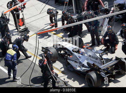 Finnische Formel-1-Pilot Kimi Räikkönen von McLaren Mercedes in die Boxengasse während der britischen Formel Eins Grand Prix auf der Rennstrecke in Silverstone, England, Sonntag, 10. Juli 2005. Stockfoto