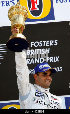 (Dpa) - kolumbianische Formel Eins Fahrer Montoya von McLaren Mercedes zeigt seine Trophäe nach dem britischen Formel Eins Grand Prix beim Rennen in Silverstone, England, verfolgen Sonntag, 10. Juli 2005. Stockfoto