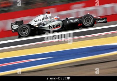 (Dpa) - finnischen Formel-1-Fahrer Kimi Räikkönen von McLaren-Mercedes ist in Aktion während des Trainings auf dem Silverstone Circuit, UK, Samstag, 9. Juli 2005 abgebildet. Den britischen Grand Prix stattfinden am Sonntag, 10. Juli auf dem Silverstone Circuit. Stockfoto