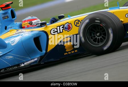 (Dpa) - spanische Formel1-Fahrer Fernando Alonso von Renault in Aktion während des Trainings auf dem Silverstone Circuit, UK, Samstag, 9. Juli 2005 abgebildet ist. Den britischen Grand Prix stattfinden am Sonntag, 10. Juli auf dem Silverstone Circuit. Alonso fuhr die schnellste Zeit auf der vierten Stockfoto