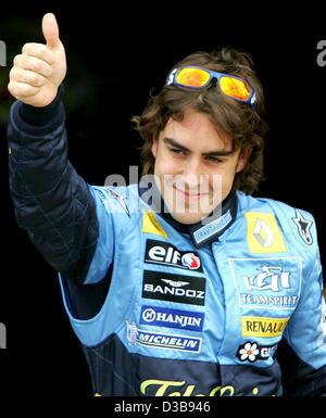 (Dpa) - spanische Formel 1-Fahrer Fernando Alonso von Renault feiert seine Pole-Position nach das Qualifying auf dem Silverstone circuit, UK, Samstag, 9. Juli 2005. Den britischen Grand Prix stattfinden am Sonntag, 10. Juli auf dem Silverstone Circuit. Alonso fuhr die schnellste Zeit bei qua Stockfoto