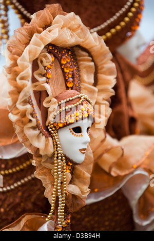 Traditionelle venezianische Masken getragen auf dem Karneval von Venedig in San Marco Platz Venedig Stockfoto