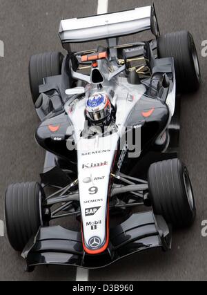 (Dpa) - das Bild zeigt finnischen Formel-1-Fahrer Kimi Räikkönen von McLaren Mercedes während des ersten Trainings in Silverstone in England, 8. Juli 2005. Den britischen Grand Prix wird es am Sonntag, 10. Juli 2005 stattfinden. Räikkönen fuhr die 4. schnellste Zeit im ersten Praxis-se Stockfoto