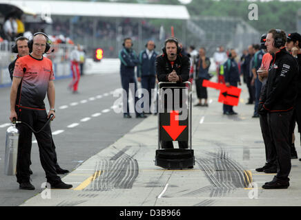 (Dpa) - das Bild zeigt die Mechanik der McLaren-Mercedes Team während des zweiten Trainings in Silverstone in England, 8. Juli 2005. Den britischen Grand Prix wird es am Sonntag, 10. Juli 2005 stattfinden. Stockfoto