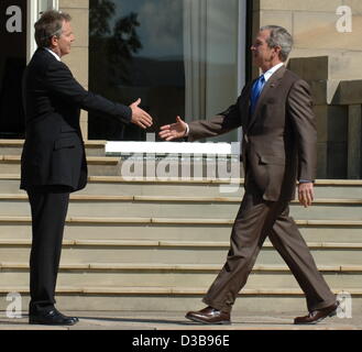 (Dpa) - britische Premierminister Tony Blair (L) begrüßt uns Präsident George W. Bush vor dem G8-Gipfel in Gleneagles Hotel in der Nähe von Edinburgh, UK, 7. Juli 2005. Die Staats-und Regierungschefs der G8-Staaten beraten darüber, wie zur Bekämpfung der Armut in der Welt. Stockfoto