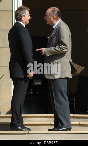 (Dpa) - britische Premierminister Tony Blair (L) begrüßt der französische Präsident Jacques Chirac vor dem G8-Gipfel in Gleneagles Hotel in der Nähe von Edinburgh, UK, 7. Juli 2005. Die Staats-und Regierungschefs der G8-Staaten beraten darüber, wie zur Bekämpfung der Armut in der Welt. Stockfoto