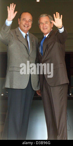 (Dpa) - französischer Präsident Jacques Chirac (L) und US-Präsident George W. Bush Lächeln und winken vor dem G8-Gipfel in Gleneagles Hotel in der Nähe von Edinburgh, UK, 7. Juli 2005. Die Staats-und Regierungschefs der G8-Staaten beraten darüber, wie zur Bekämpfung der Armut in der Welt. Stockfoto