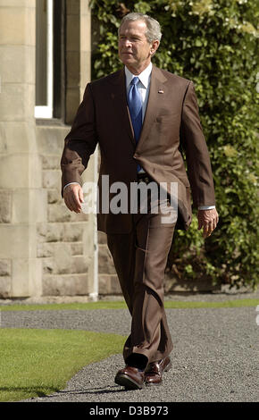 (Dpa) - US-Präsident George w. Bush geht auf dem Weg nach der ersten Sitzung des G8-Gipfels im Hotel in Gleneagles, Schottland, 7. Juli 2005. Die Staats-und Regierungschefs der G8-Staaten beraten darüber, wie zur Bekämpfung der Armut in der Welt. Das Programm des Gipfels wurde durch die Serie von Bombenanschlägen in geändert. Stockfoto