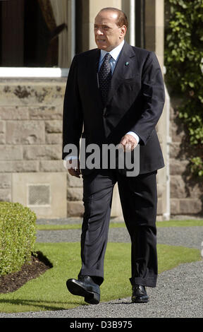 (Dpa) - Spaziergänge italienischen Ministerpräsidenten Silvio Berlusconi auf dem Weg nach der ersten Sitzung des G8-Gipfels im Hotel in Gleneagles, Schottland, 7. Juli 2005. Die Staats-und Regierungschefs der G8-Staaten beraten darüber, wie zur Bekämpfung der Armut in der Welt. Der Zeitplan des Gipfels änderte sich durch die Serie von bo Stockfoto