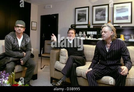 (Dpa) - German Chancellor Gerhard Schroeder (C) auf einem Sofa sitzt und spricht mit britischer Rock-Musiker Bono von U2 und Bob Geldof (R) vor dem G8-Gipfel in Gleneagles Hotel in Glasgow, Schottland, am Mittwoch, 6. Juli 2005. Ihre Sitzung konzentrierte sich auf die Bemühungen in Bezug auf Schuldenerlass für den po Stockfoto