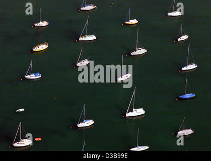 (Dpa) - ankern zahlreiche Segelboote am Bodensee in der Nähe von Friedrichshafen, Deutschland, 3. Juli 2005. Stockfoto
