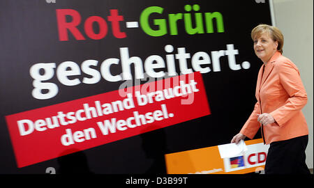 (Dpa) - der Vorsitzende der CDU Angela Merkel übergibt ein Wahlplakat der CDU in Berlin, Deutschland, 5. Juli 2005. Merkel kommentiert die kürzlich veröffentlichten Wahlprogramm der SPD für den erwarteten Parlamentswahlen im September. Stockfoto