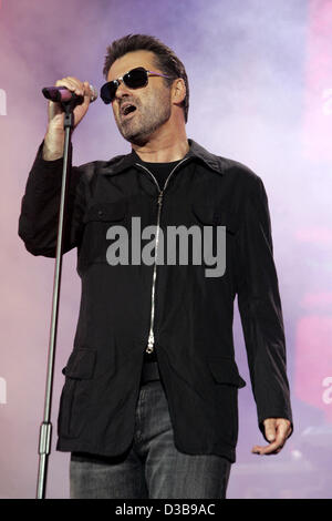 während der Live 8-Konzert im Hyde Park in London, UK, 2. Juli 2005 durchführt (Dpa) - Pop-Sänger George Michael. Das Konzert, gleichzeitig in vielen Städten auf der ganzen Welt, darunter Paris, Berlin, Philadelphia und Rom, soll die Armut in der Welt vor nächste Woche G8 Teepausen aufmerksam Stockfoto