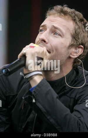 (Dpa) - führt Chris Martin von der britischen Band Coldplay auf der Bühne während der Live 8-Konzert in London Samstag, 2. Juli 2005. Stockfoto