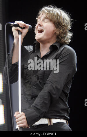 (Dpa) - führt britischer Rock Star Tom Chaplin der Band Keane auf der Bühne mit der Gruppe Coldplay (nicht im Bild) während der Live 8-Konzert in London, 2. Juli 2005. Stockfoto