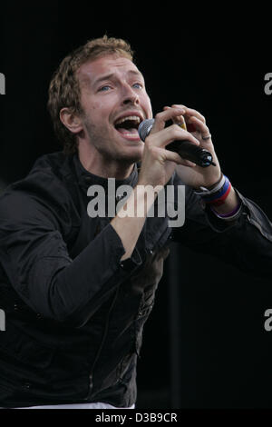 (Dpa) - führt Chris Martin von Coldplay auf der Bühne während der Live 8-Konzert in London, England, 2. Juli 2005. Stockfoto