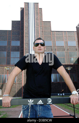 Dpa das Bild zeigt Michael Michalsky creative Director von deutscher Hersteller von Sport waren und Kleidung Adidas vor das Design Zentrum Nordrhein Westfalen in Essen Deutschland 4. Juli 2005. Michal...