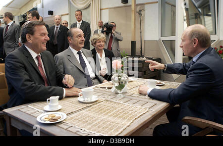 (Dpa) - Russian President Wladimir Putin (R) begrüßt deutsche Bundeskanzler Gerhard Schröder (L) und der französische Präsident Jacques Chirac in Swetlogorsk, Russland, Sonntag, 3. Juli 2005. Nach einem Tri-Lateral treffen Schröder teilnehmen Putin und Chirac an der 750-Jahr-Jubiläum der Stadt Kaliningra Stockfoto